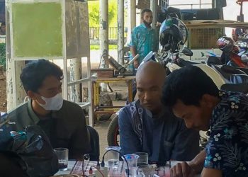 Penulis saat mewawancarai narasumber saat sedang beristirahat di belakang Gedung Rekrorat